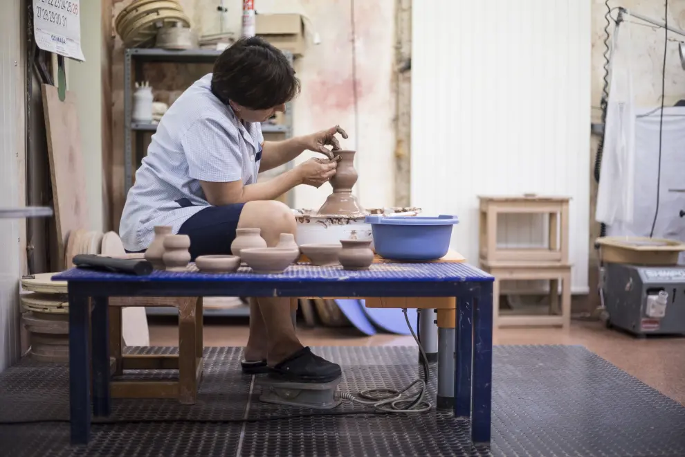 María José Gracia, artesana del torno, trabajando en el Taller de la Escuela Cerámica de Muel