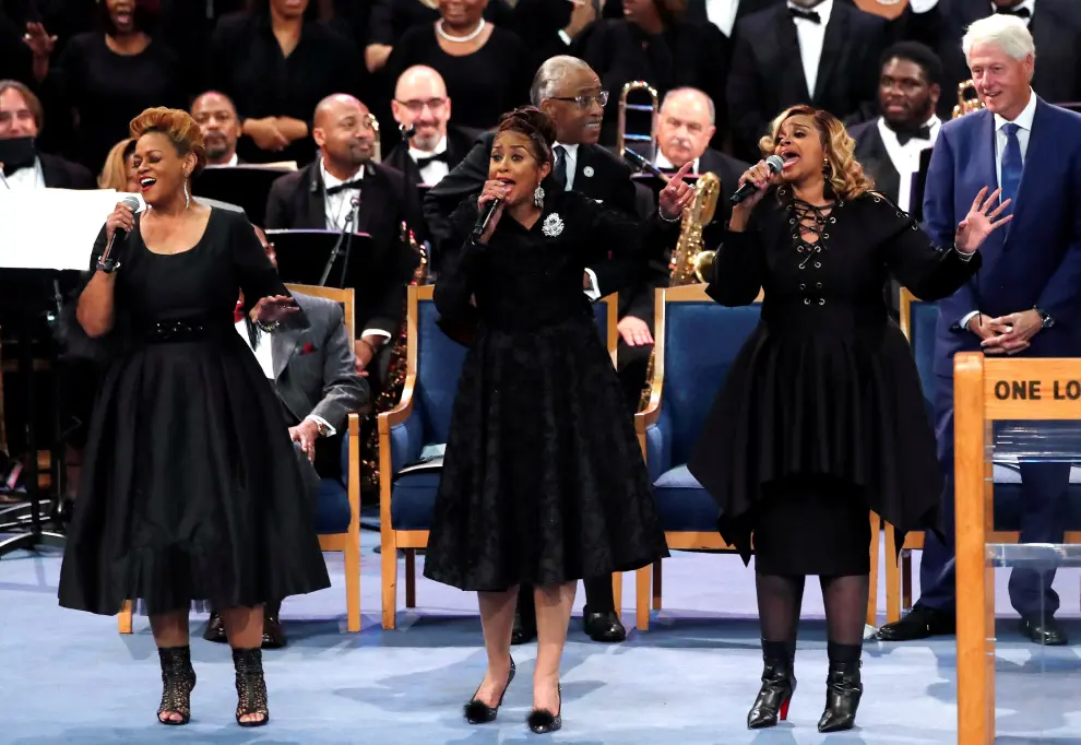 Detroit se despide de Aretha Franklin con música, aplausos y Cadillac rosas