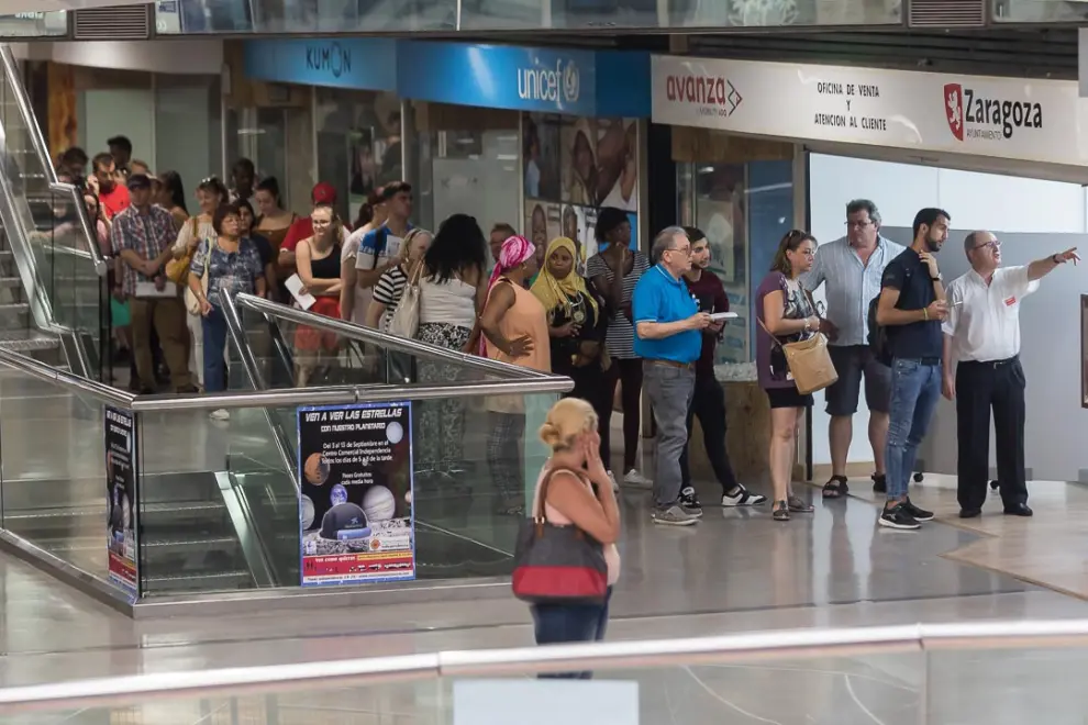 Largas filas en 'El Caracol' para renovar o sacar el bono de transporte urbano de Zaragoza