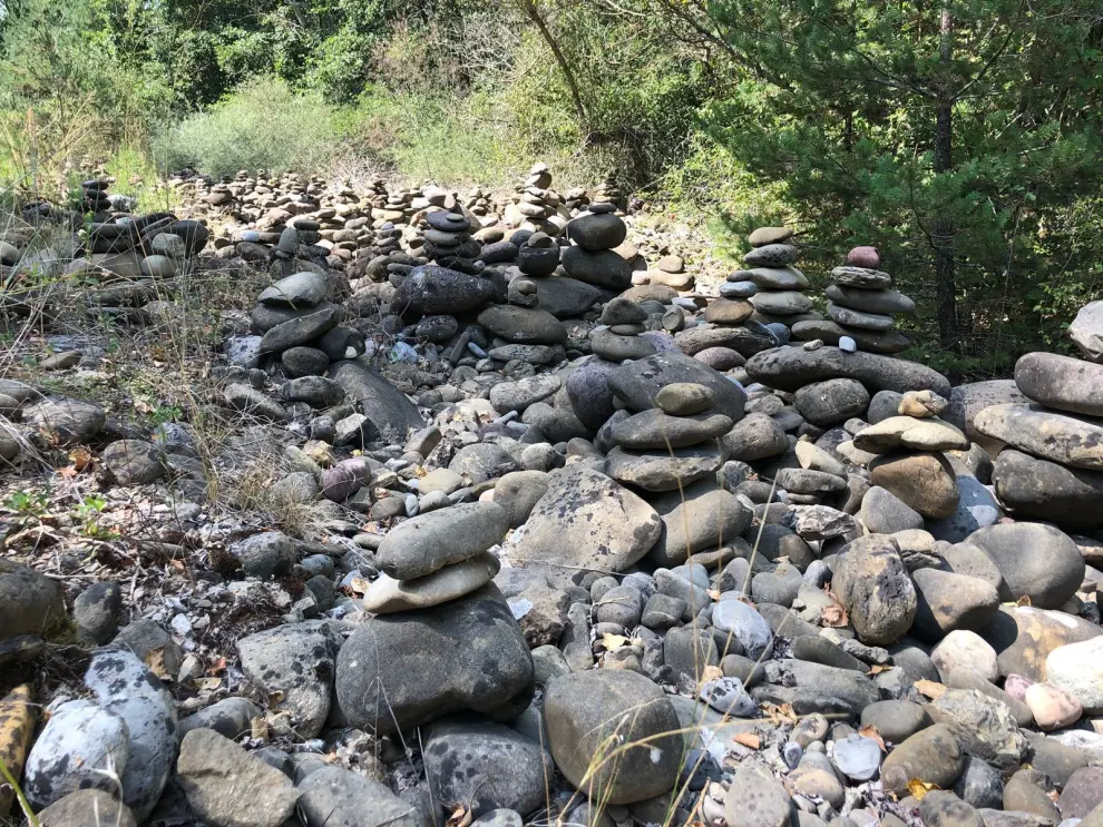 Piedras apiladas en un tramo del Camino De Santiago aragonés, cerca de Puente la Reina