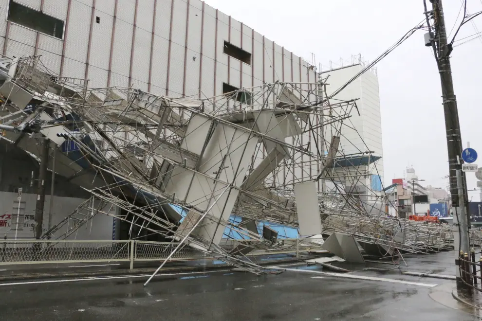 El tifón 'Jebi' sacude Japón sin piedad