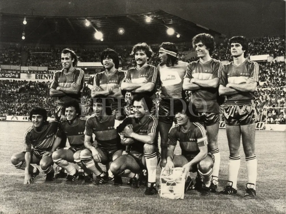 El Real Zaragoza ganó un amistoso el 3 de septiembre de 1981 en La Romareda al Boca Juniors por 2-0. En la imagen, el once inicial del Boca Juniors con Maradona (abajo, primero por la derecha).