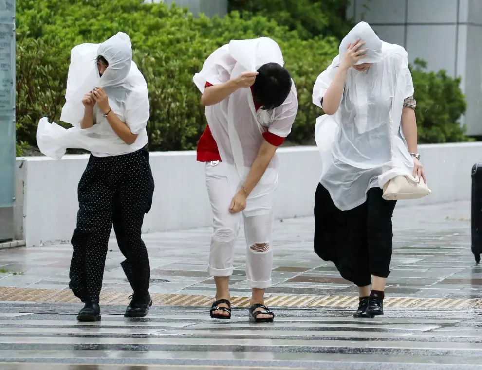 El tifón 'Jebi' sacude Japón sin piedad