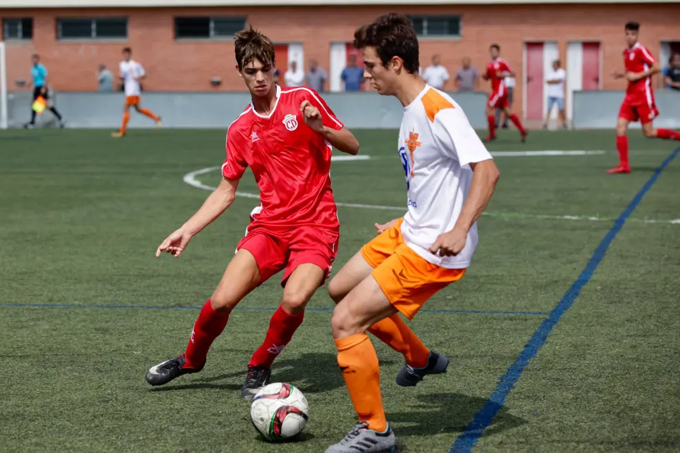 Juan Navarro, del San Gregorio, intenta tapar el avance de un jugador del Juventud