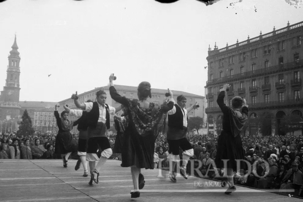 Ofrenda a la Virgen del Pilar en Zaragoza en 1975. En la imagen, bailando jotas en la plaza del Pilar