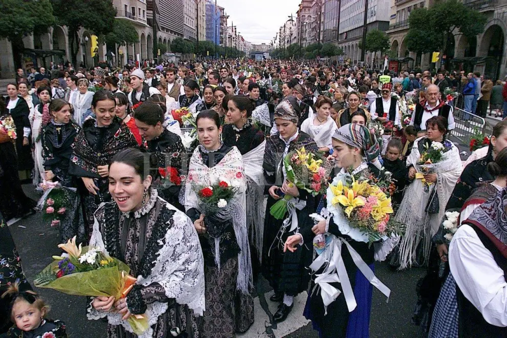 Ofrenda a la Virgen del Pilar en el año 2000