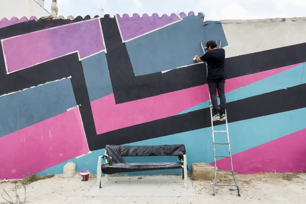 El artista Digo Diego, trabajando en su mural este lunes en el Barrio Oliver