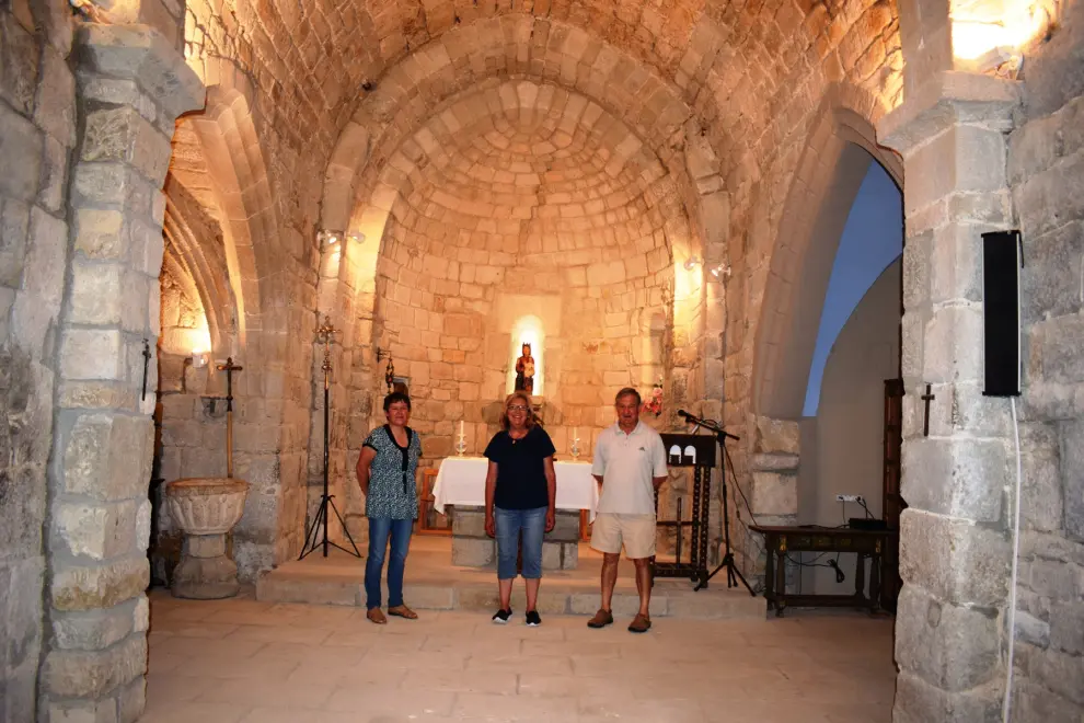 Albina, Montse y Maxi en el interior de la iglesia