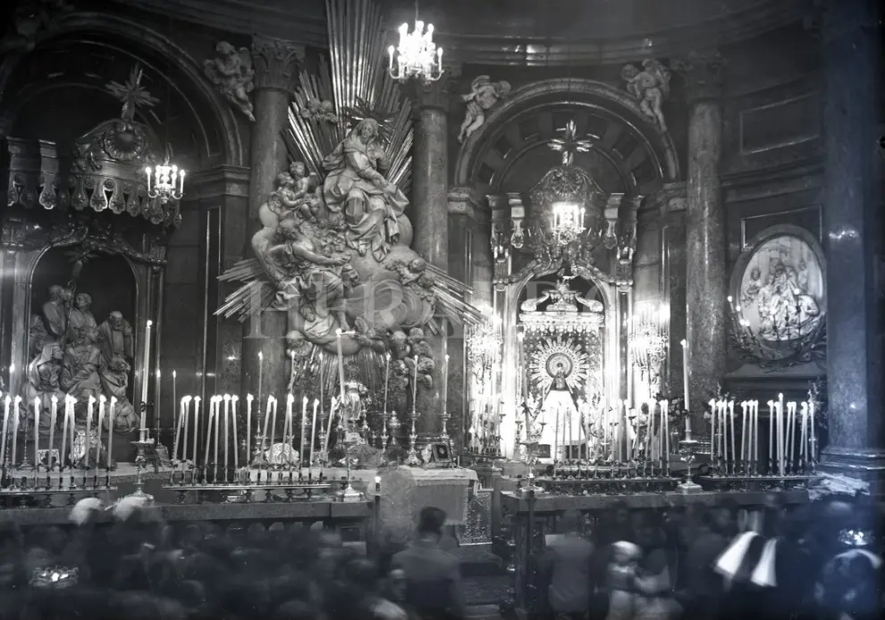 Misa ante el altar mayor de la Basílica y la presencia de la Virgen. Años 20