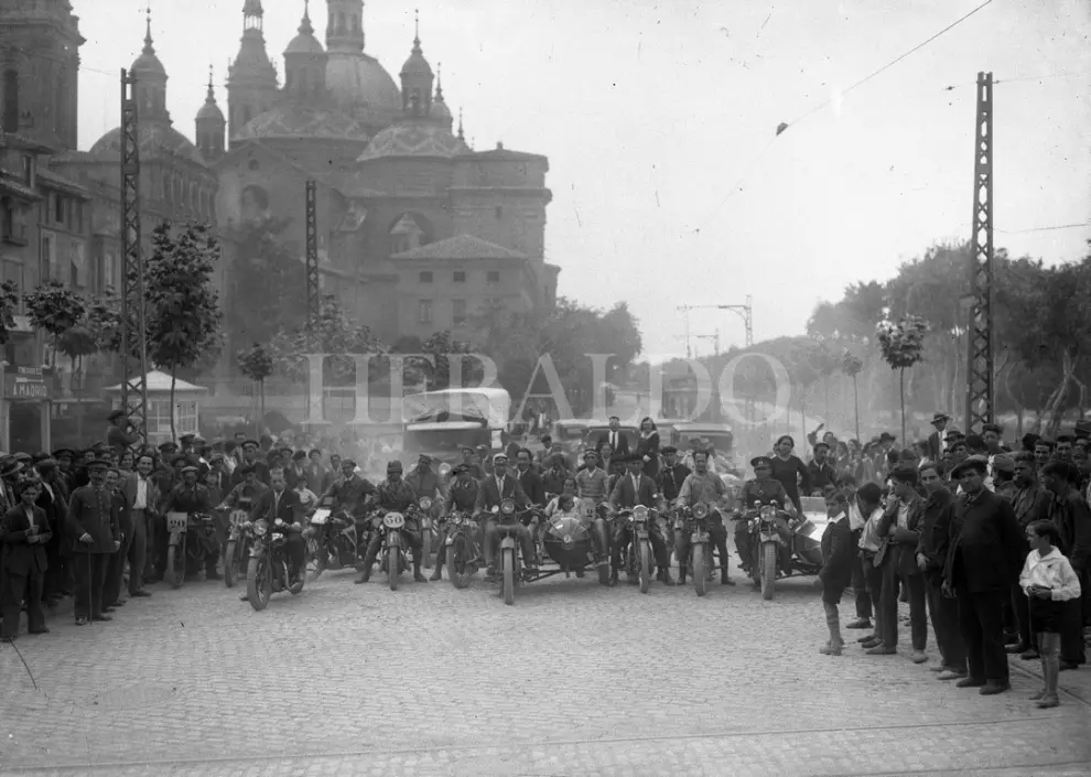 Carrera de motos en el paseo Echegaray de Zaragoza, a finales de los años 40