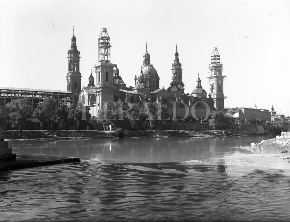 Las basílica del Pilar con las torres en obras