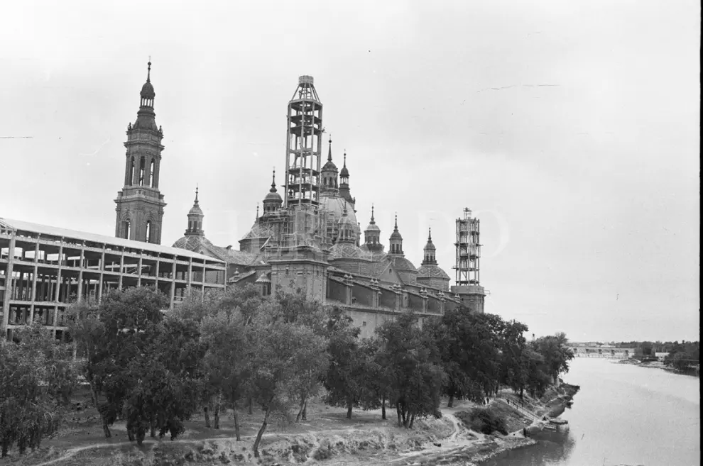 La tercera y cuarta torre de la Basílica en construcción, entre 1949 y 1961