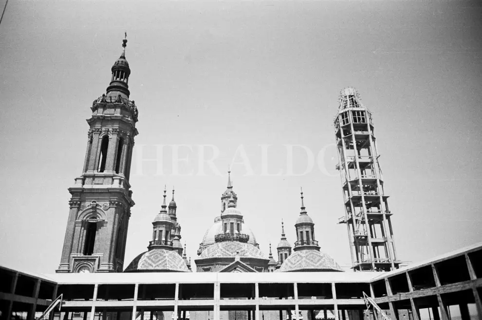 Vista de la Basílica en la época en la que se estaban construyendo las dos torres de la fachada que da al Ebro, entre 1949 y 1961