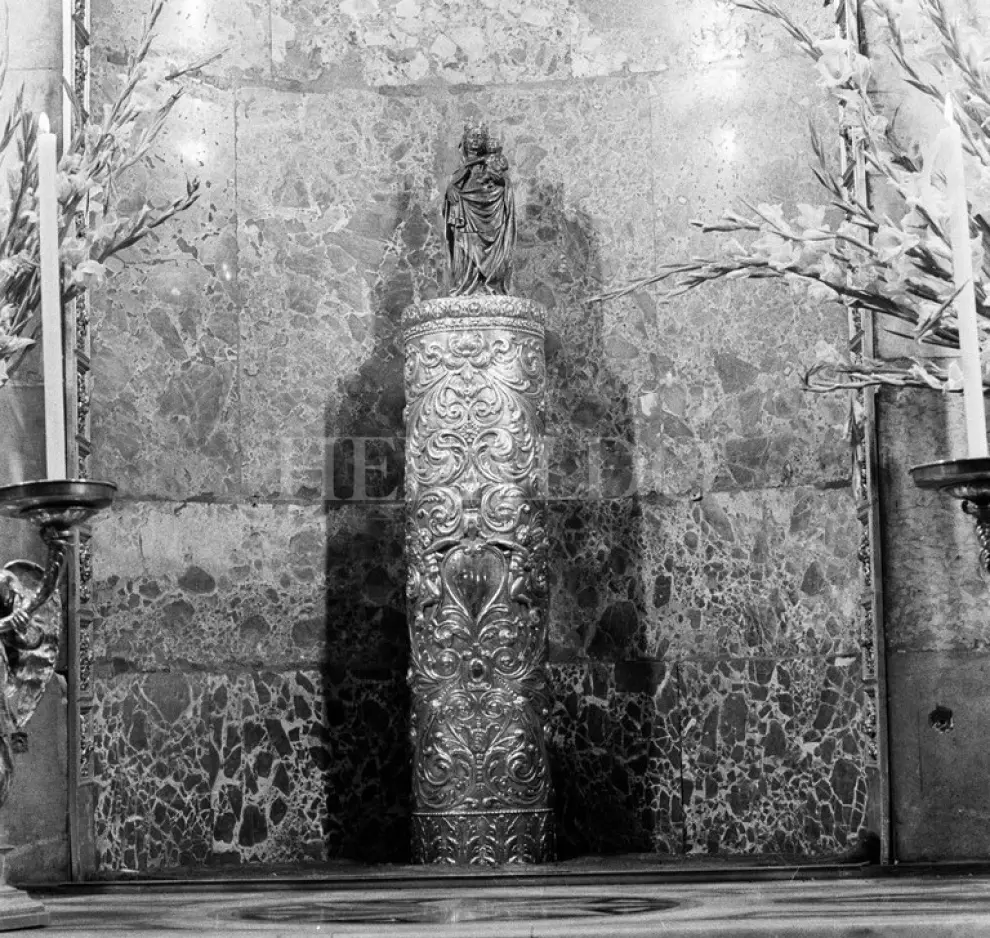 La Virgen con la columna sin manto, solo con su cubierta protectora de cobre en los años 60