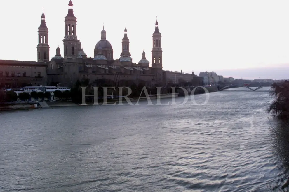 El viento agita con fuerza las aguas del río Ebro a su paso por la Basílica del Pilar