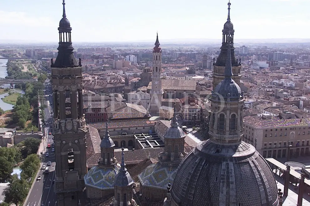 Las cúpulas de la Basílica del Pilar desde una de las torres, en el año 2000