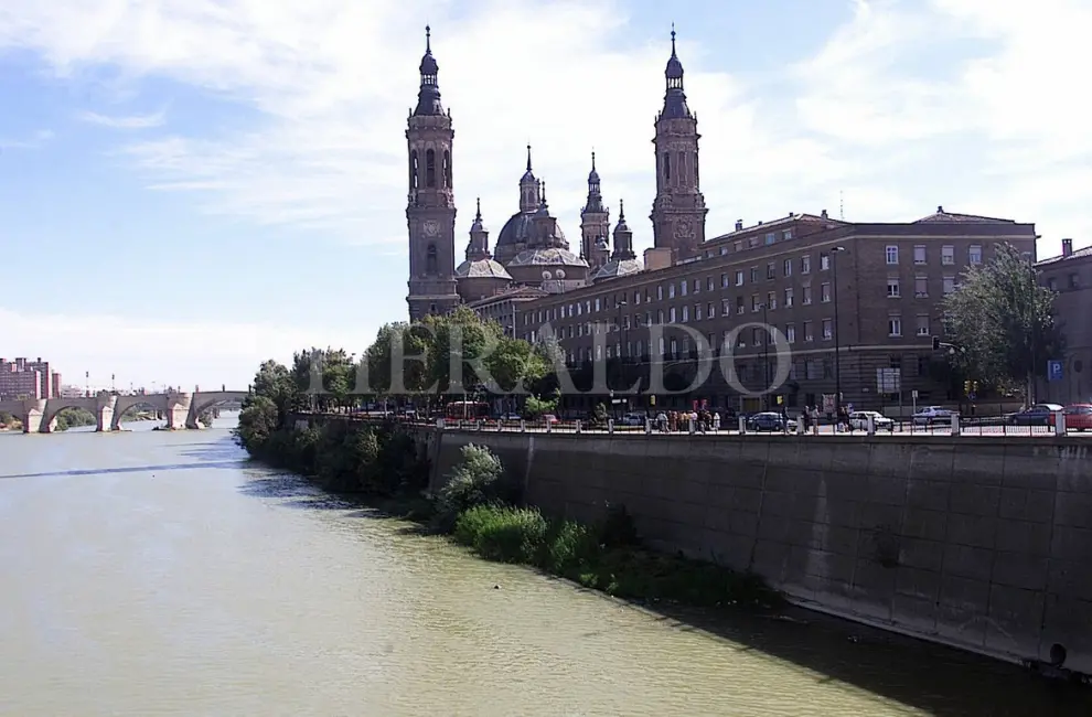 El río Ebro a su paso por Zaragoza, el paseo de Echegaray y Caballero y la Basílica del Pilar