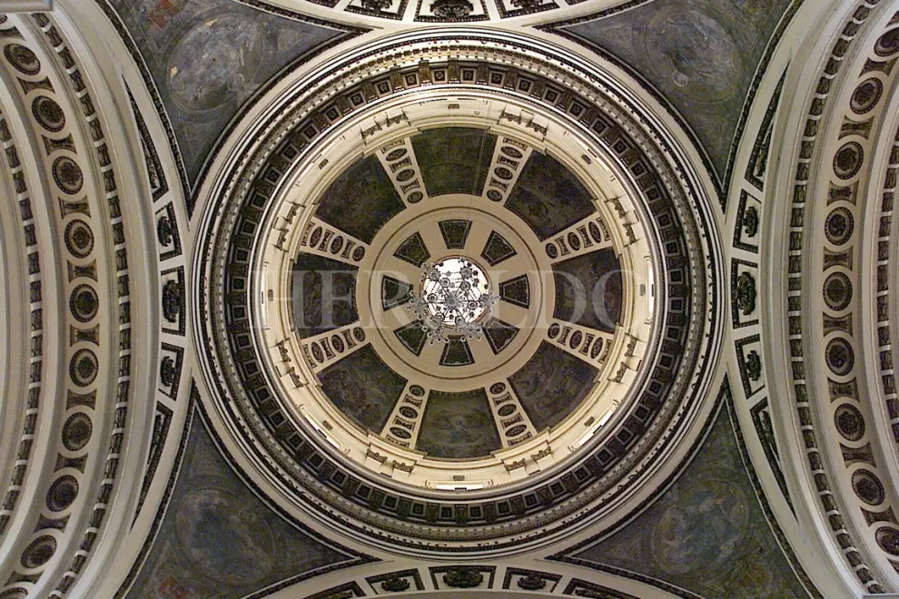 Detalles del interior de la Basílica del Pilar de Zaragoza al comienzo del milenio