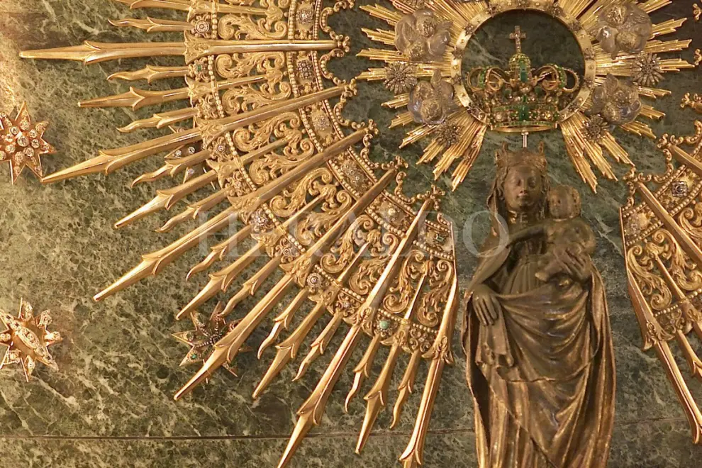 Detalle de la Virgen y su imponente Corona