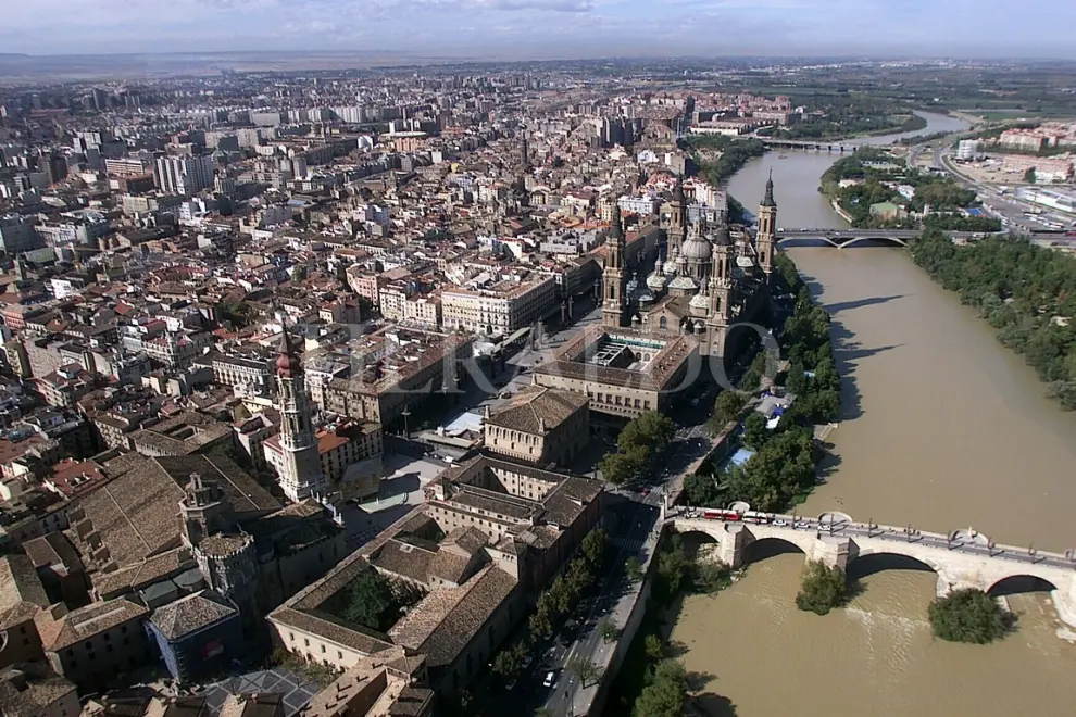 Vistas aéreas de la Basílica del Pilar y su entorno. El puente de Piedra, el río Ebro y el Casco Antiguo de Zaragoza