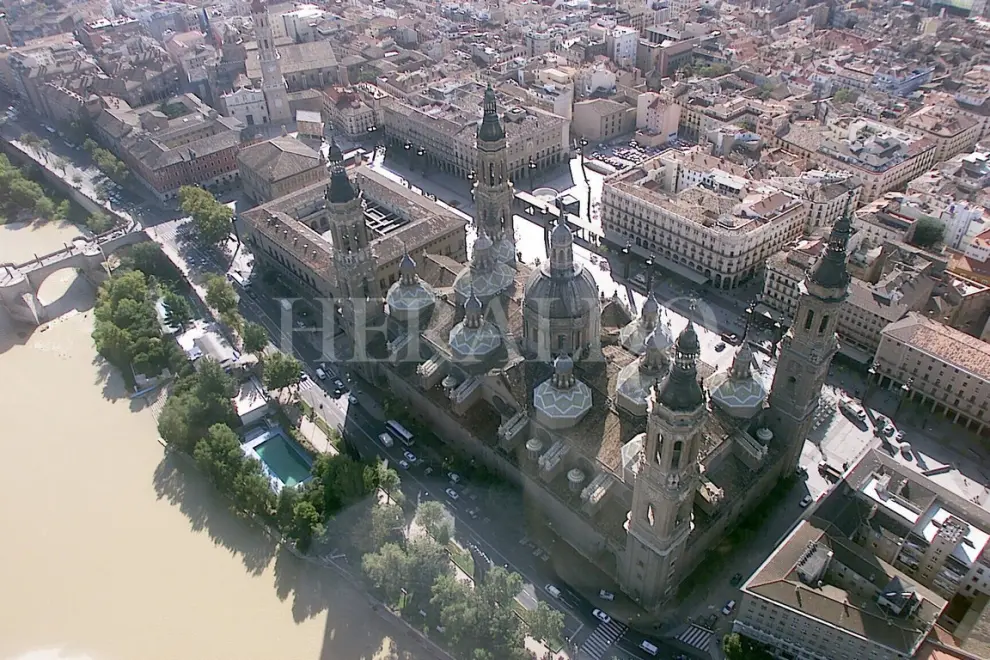Vistas aéreas de la Basílica del Pilar y su entorno. El puente de Piedra, el río Ebro, la Seo y el Ayuntamiento