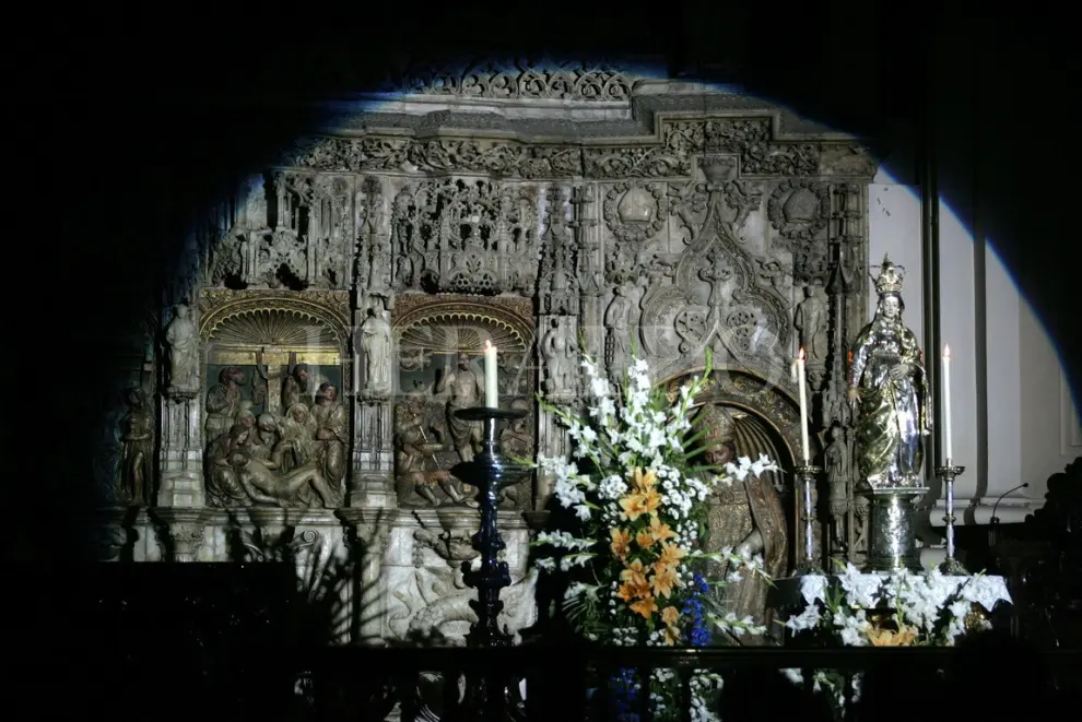 Detalle del altar durante la vigilia juvenil, dentro de los actos del centenario de la Coronación de la Virgen.