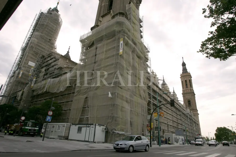 La Basílica del Pilar totalmente rodeada por andamios durante sus obras de rehabilitación en mayo de 2008