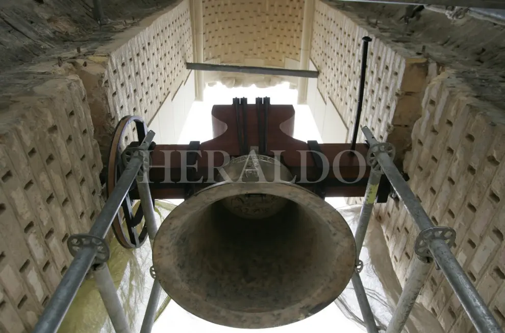 Limpieza y colocación de las campanas, dentro de las obras de rehabilitación de la Basílica del Pilar en 2008, a escasos meses de la Exposición Internacional