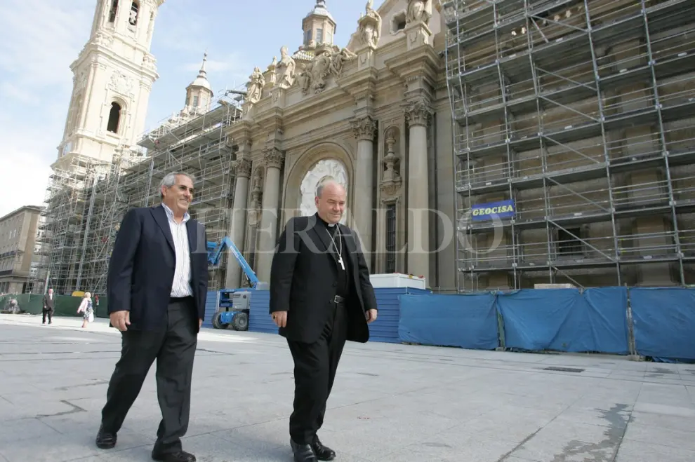 El arzobispo de Zaragoza, Manuel Ureña, visita el estado de las obras de rehabilitación en junio de 2008