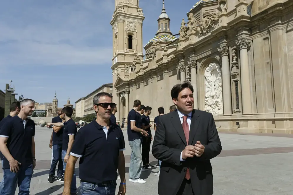 Ofrenda a la Virgen del Pilar y visita al Ayuntamiento de Zaragoza