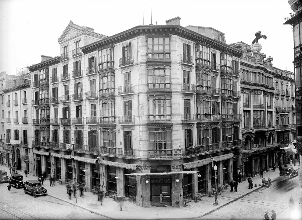 La calle de Alfonso I de Zaragoza, el hogar de la burguesía zaragozana en la década de los años 30. Se proyectó en 1858, en parte como plan inmobiliario que pretendía ofrecer a los burgueses una calle elegante donde residir.