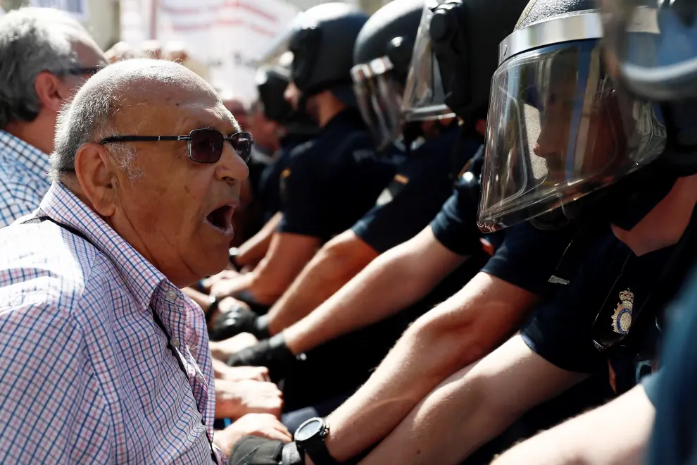 Tensión entre la Policía y los pensionistas en Madrid