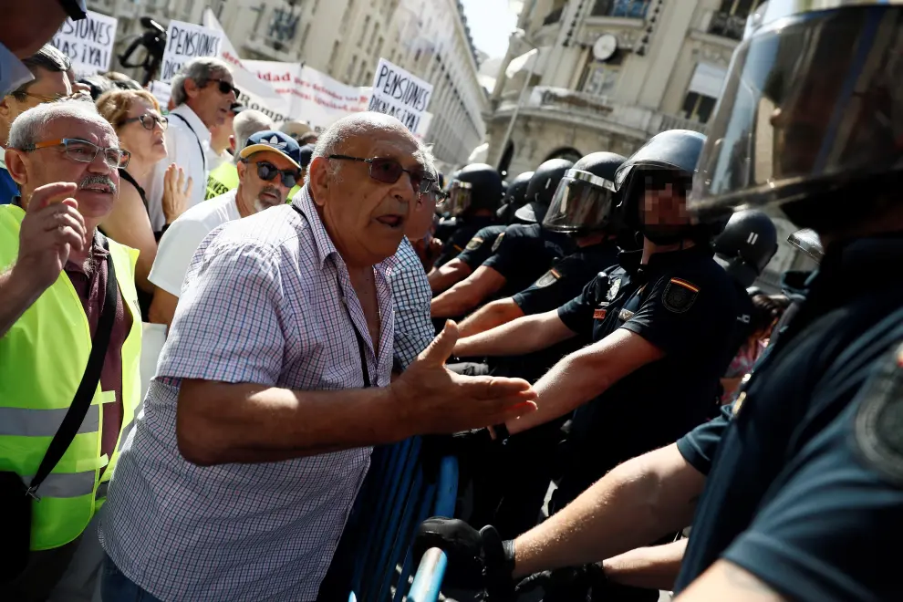 Tensión entre la Policía y los pensionistas en Madrid