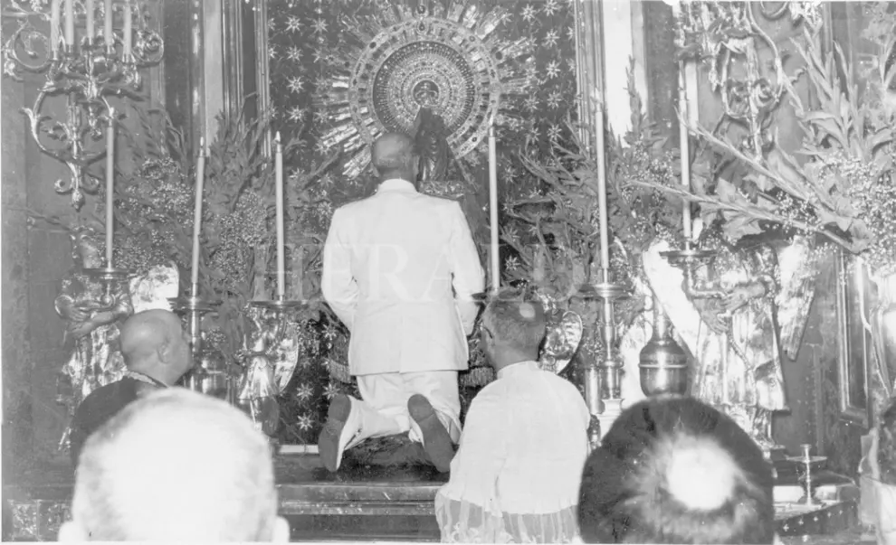 Francisco Franco arrodillado ante la Virgen durante una visita el 15 de junio de 1949