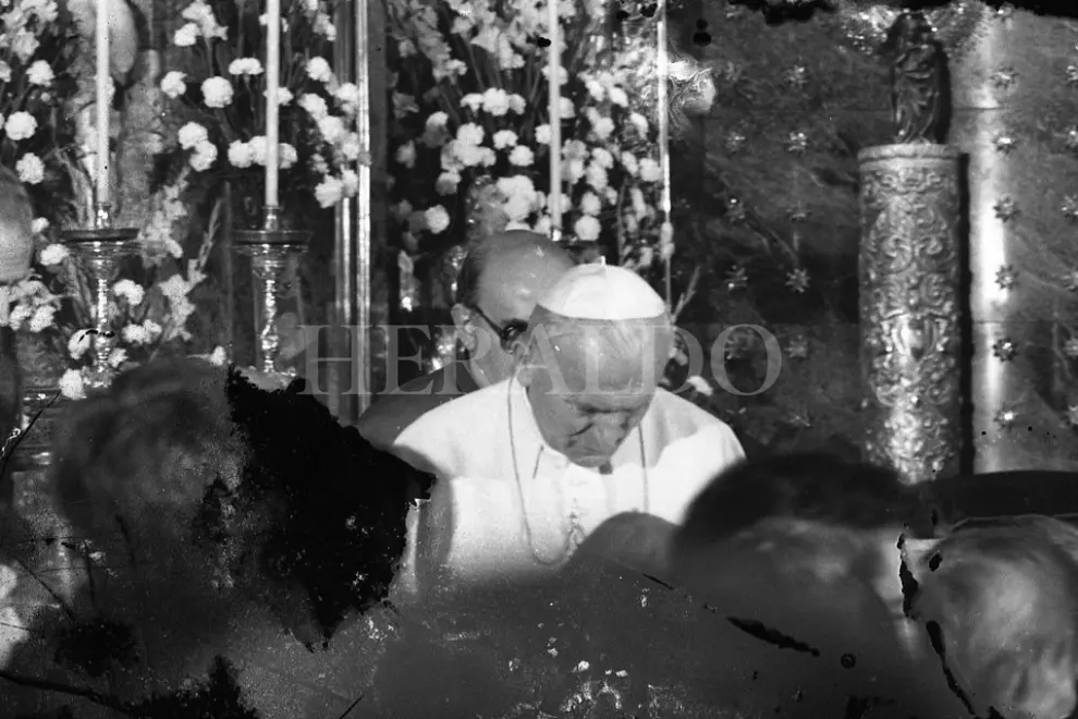El Papa Juan Pablo II oficia una misa en la Basílica del Pilar durante su visita el 10 de octubre de 1984, con la presencia de los reyes y las infantas
