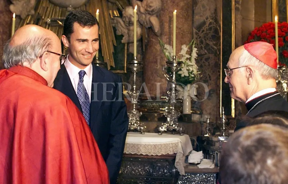 El príncipe Felipe en el interior de la basílica dentro del viaje oficial que realizó a Aragón en junio de 2000