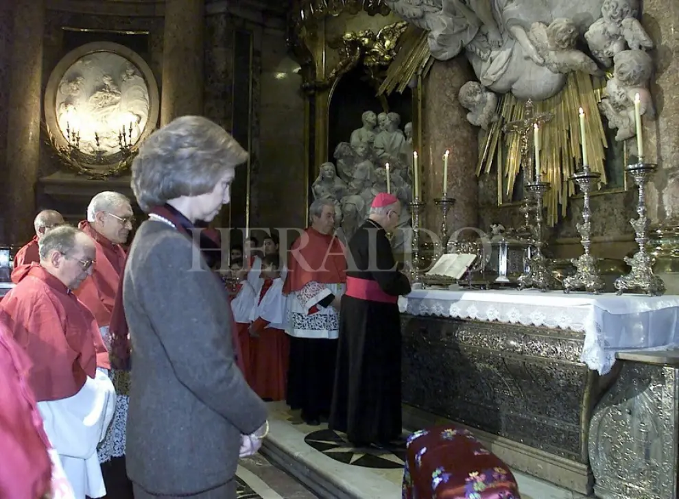 El 30 de noviembre de 2001 la reina doña Sofía no desaprovecha la oportunidad de honrar a la Virgen durante su visita a Zaragoza