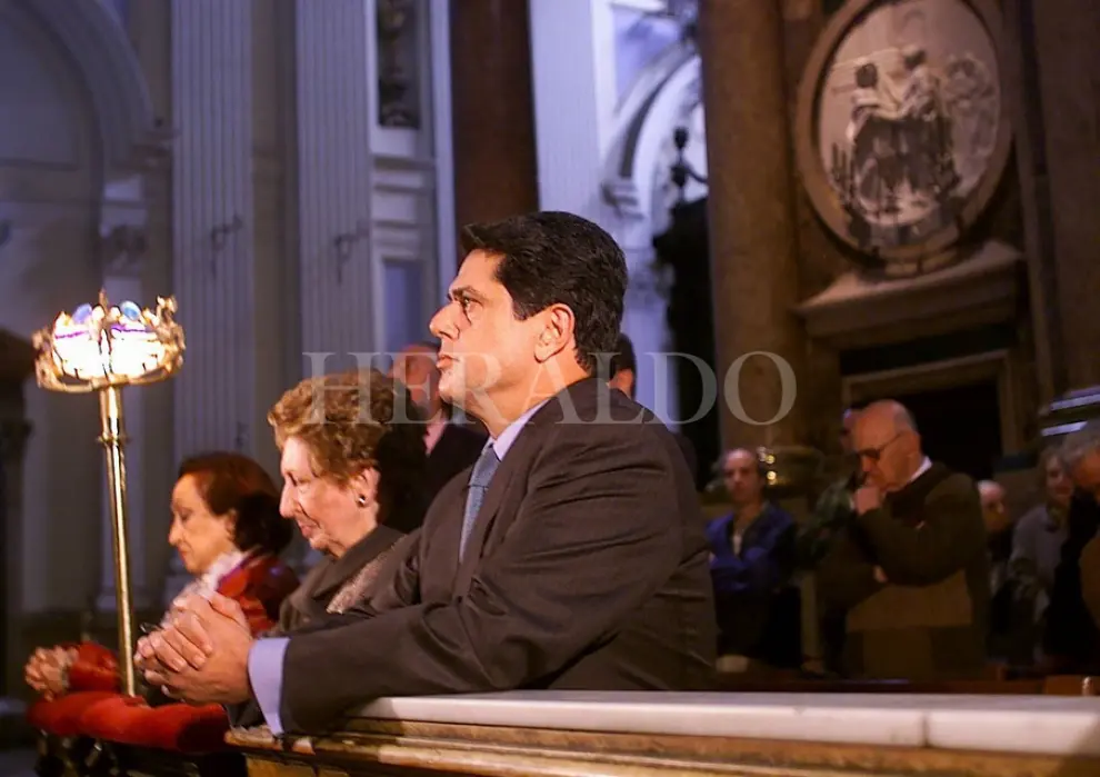 Federico Trillo, entonces ministro de Defensa, reza ante la Virgen el 13 de marzo de 2001