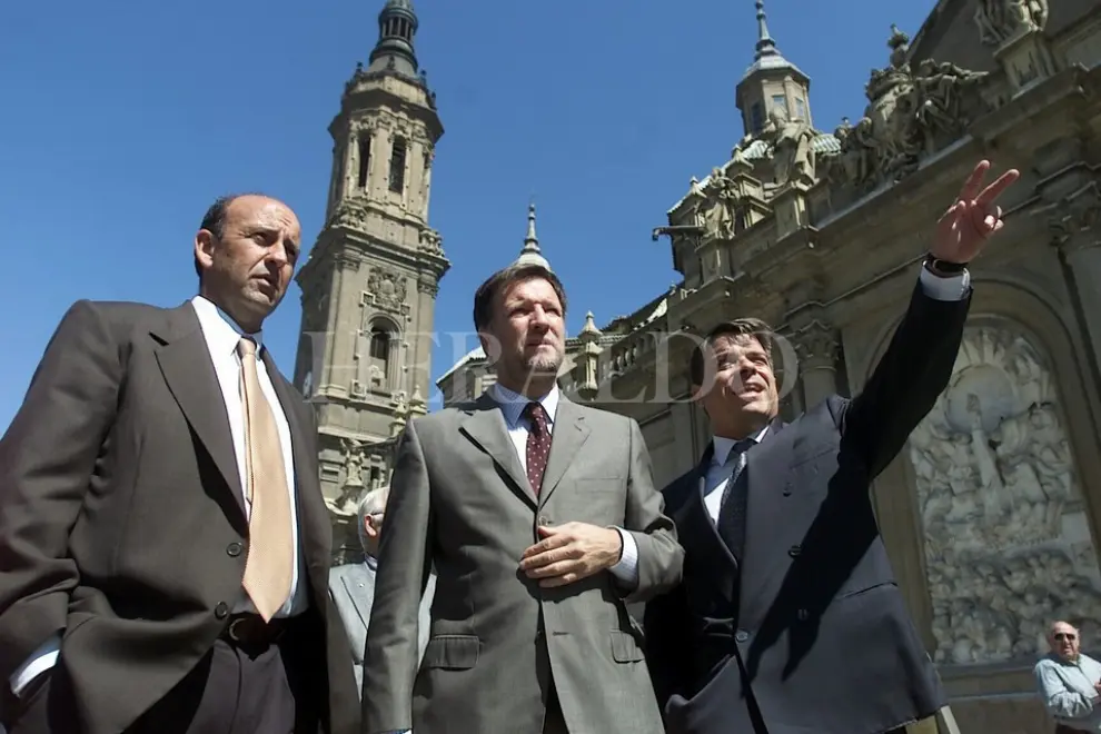 El vicepresidente de Cuba, Carlos Lage, visita en Zaragoza la basílica acompañado del entonces presidente de Aragón Marcelino Iglesias, el 18 de mayo de 2002