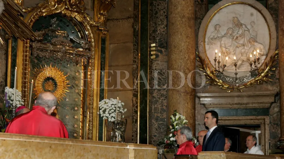 El príncipe Felipe visita a la Virgen del Pilar durante la inauguración de los trabajos de restauración de la Regina Martyrum en marzo de 2007
