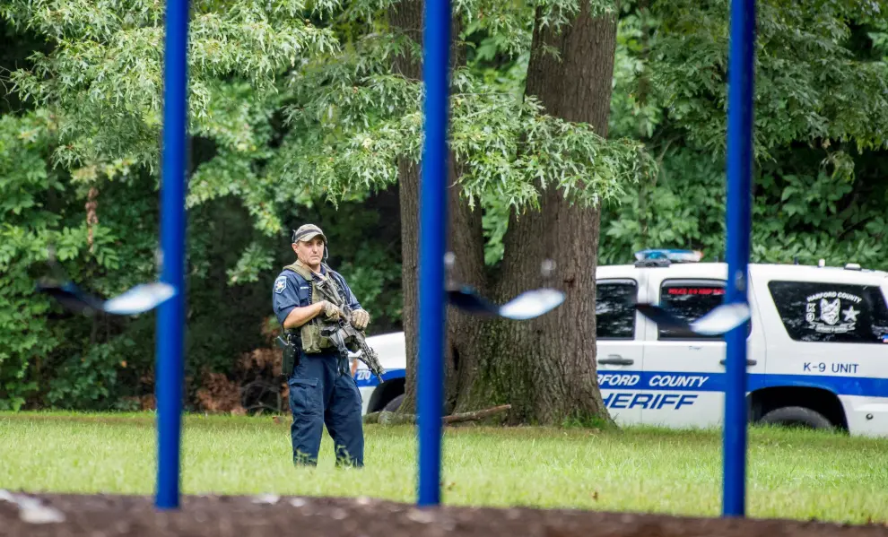 Agentes del FBI permanecen en el lugar donde se produjo el tiroteo, en Maryland (Estados Unidos).