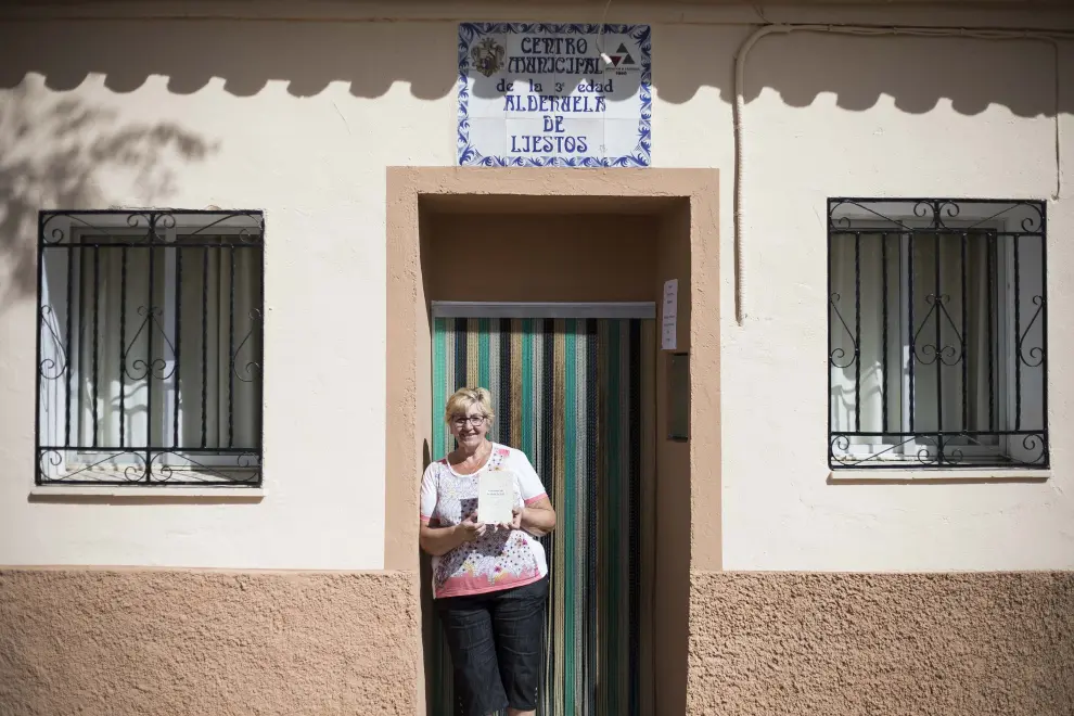 Feli Hernández, escritora local, posa en la puerta del Centro Municipal de la Tercera Edad