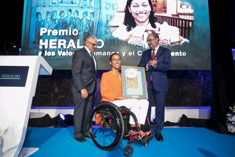 El vicepresidente de HERALDO DE ARAGÓN, Fernado de Yarza; la nadadora Teresa Perales con su premio a los Valores Humanos; y el presidente del Gobierno de Aragón, Javier Lambán.