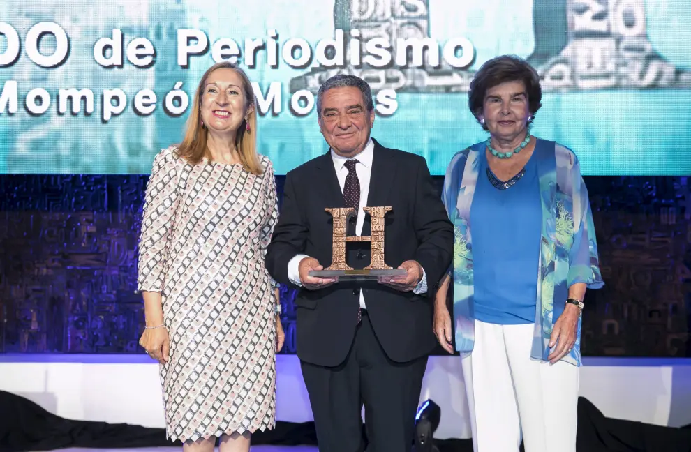 La presidenta del Congreso, Ana Pastor; el galardonado con el Premio Antonio Mompeón Motos de Periodismo, Augusto Delkáder;  y la presidenta editora de HERALDO DE ARAGÓN, Pilar de Yarza.