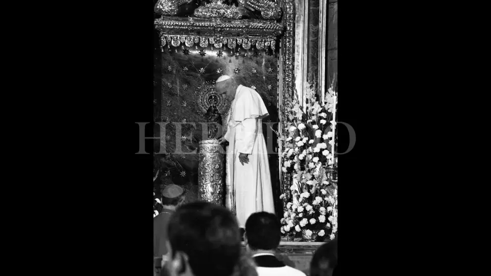 El Papa Juan Pablo II reza a la Virgen en la basílica del Pilar en su visita del 10 de octubre 1984, donde se celebró una misa en su honor que contó con la presencia de casi toda la familia real