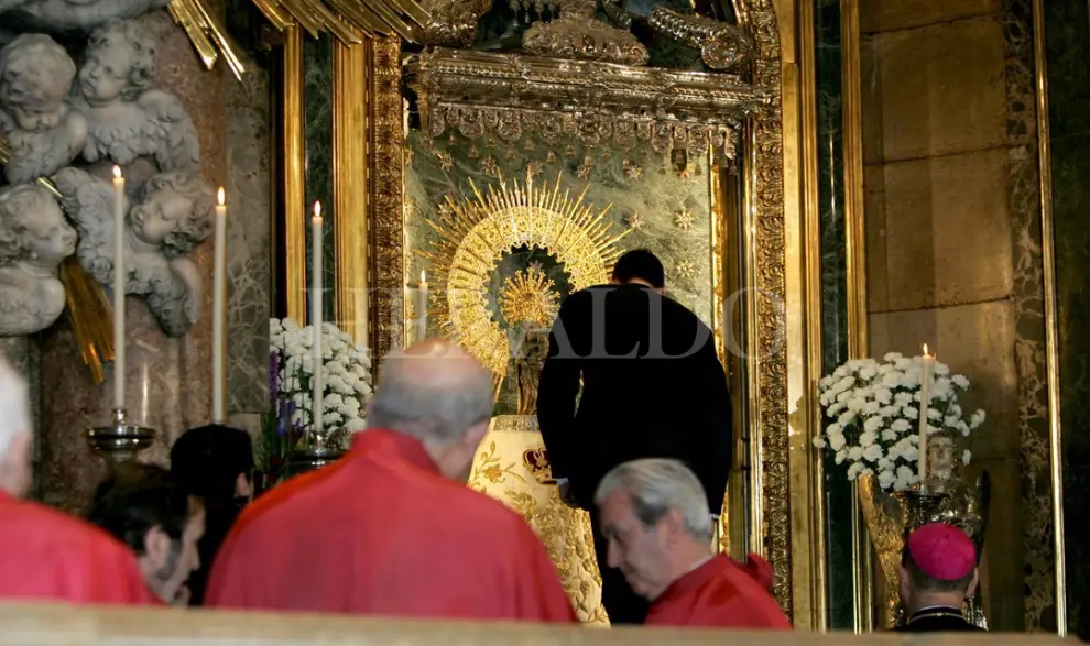 El príncipe Felipe visita a la Virgen del Pilar durante la inauguración de los trabajos de restauración de la Regina Martyrum en marzo de 2007