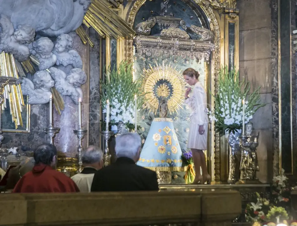 Doña Elena de Borbón ante la Virgen del Pilar durante su visita el 9 de mayo de 2014