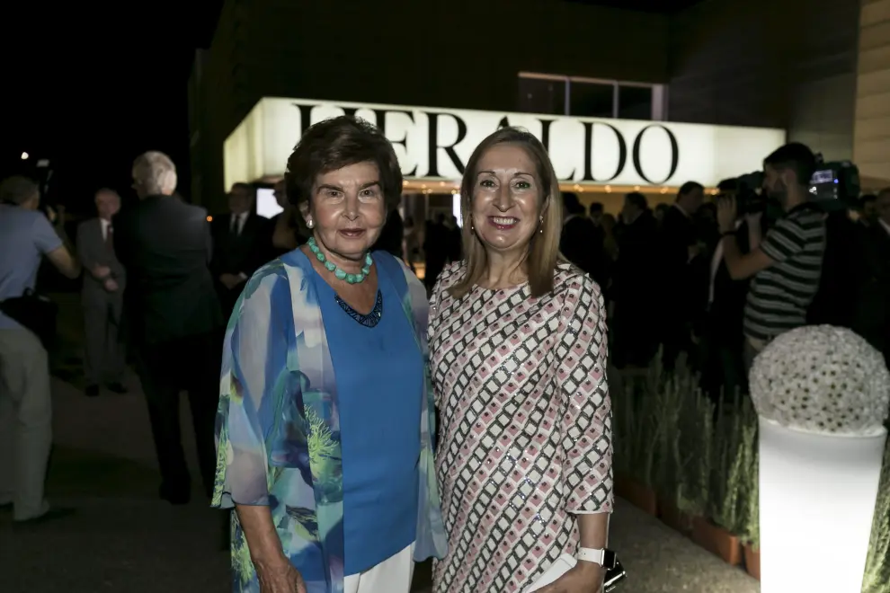 Pilar de Yarza, presidenta editora de HERALDO, y la presidenta del Congreso de los Diputados, Ana Pastor, sonríen en una noche de emociones.