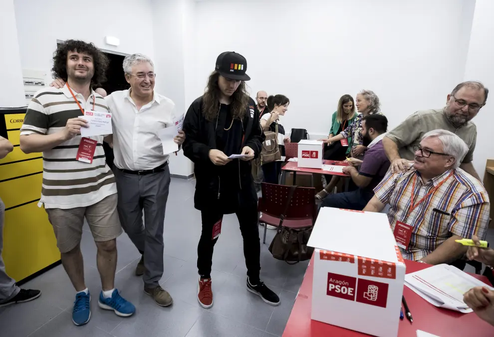 Florencio García Madrigal votando en las primarias del PSOE Zaragoza