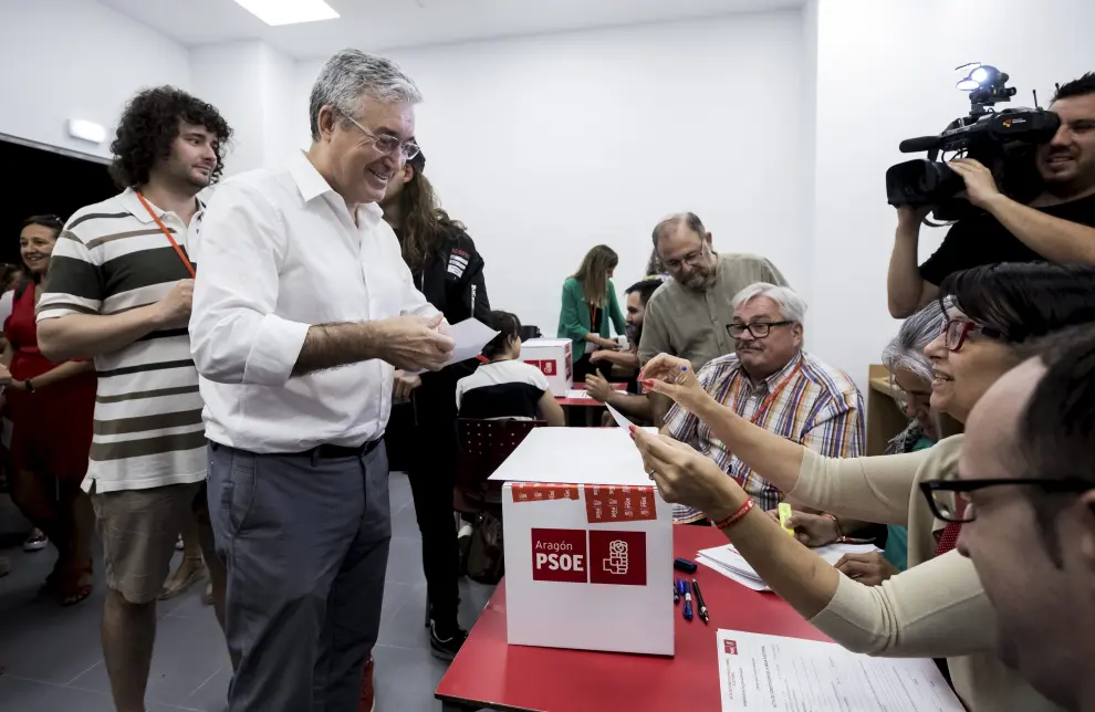 Florencio García Madrigal votando en las primarias del PSOE Zaragoza